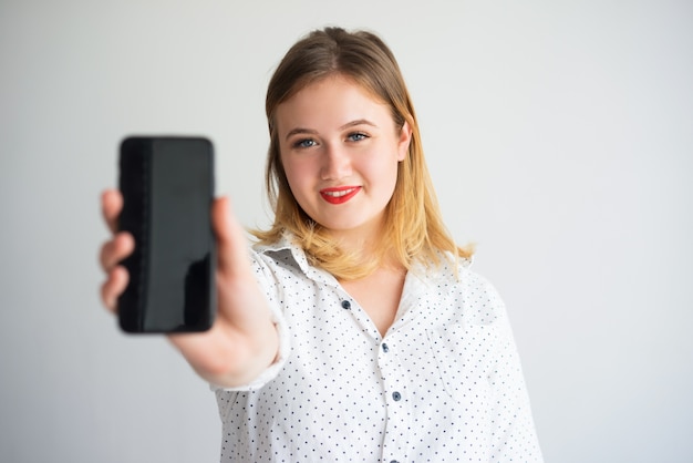 Foto positiver manager, der neues smartphone empfiehlt