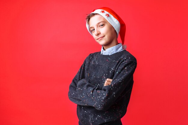 Positiver Teenager in der Weihnachtsmütze