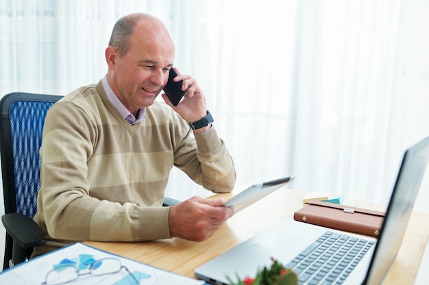 Positiver Unternehmer telefoniert