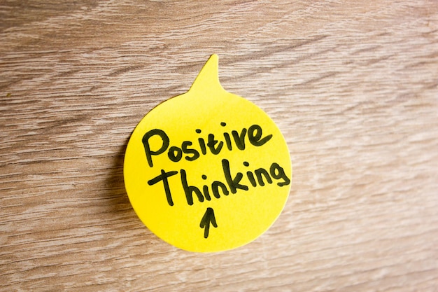 Positives Denken Aufschrift auf einem Blatt Positives Denken Konzept