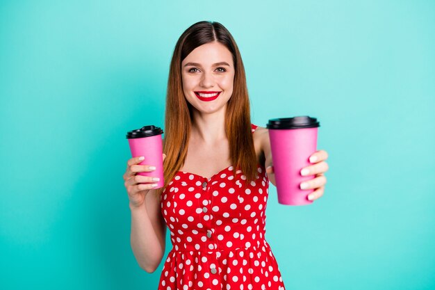 positives fröhliches mädchen kaufen zum mitnehmen kaffeetasse halten geben freund