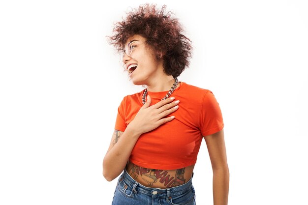 Positives glückliches kasachisches Mädchen mit lachender Afro-Frisur freut sich, den Sieg zu feiern, hörte gute Nachrichten isoliert auf weißem Hintergrund