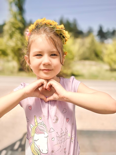 Foto positives, schönes kleines mädchen mit herzförmiger hand, mobile fotografie