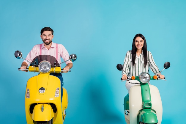 Positivo, alegre, dois adoráveis motociclistas, homem, mulher, dirige sua motocicleta, usa, camisa listrada rosa