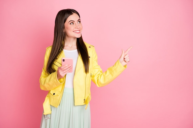 positivo confiável promotor senhora segurar telefone direto dedo espaço vazio