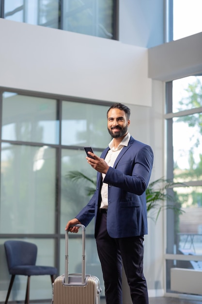 Positivo feliz jovem empresário olhando para a câmera