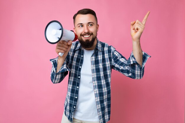 Positivo, feliz, sorridente, moreno, com barba e emoções sinceras vestindo