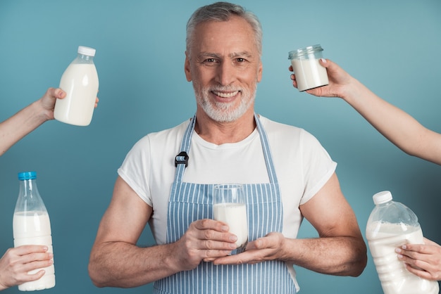 Positivo, hombre mayor, tenencia, un, vaso de leche