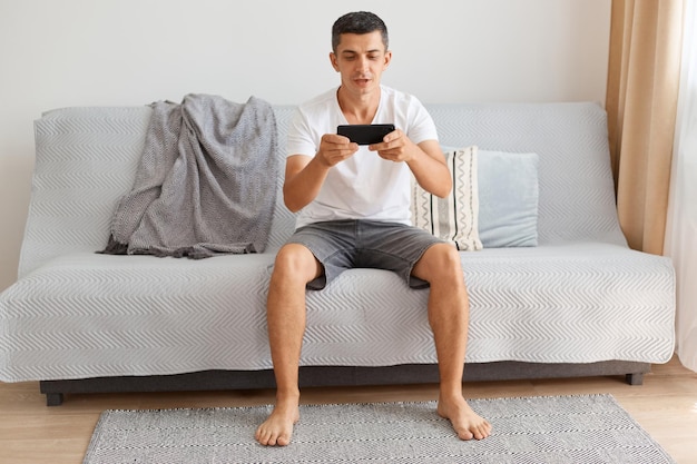 retrato do uma homem jogando uma jogos dentro uma Sombrio sala. celebridade  sentado baixa dentro uma brilhantemente aceso, confortável videogames  gabinete, ai gerado 29131472 Foto de stock no Vecteezy