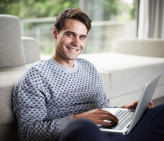 Foto positivo sobre a tecnologia retrato de um jovem bonito usando seu laptop