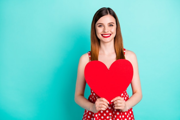 Foto positivo sueño niña dama sostener gran tarjeta de papel corazón obtener fecha de vacaciones 14 de febrero