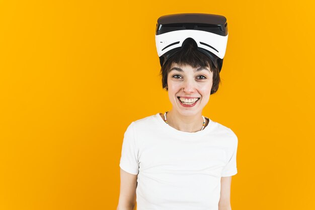 Positivo vr experimenta jovem jogadora olhando para a câmera e sorrindo com realidade virtual