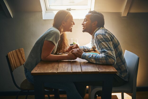 Foto posso me emprestar uma promessa de beijo? vou devolvê-la foto de um jovem casal passando tempo juntos em um café