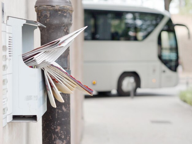 Post im Briefkasten gegen Bus