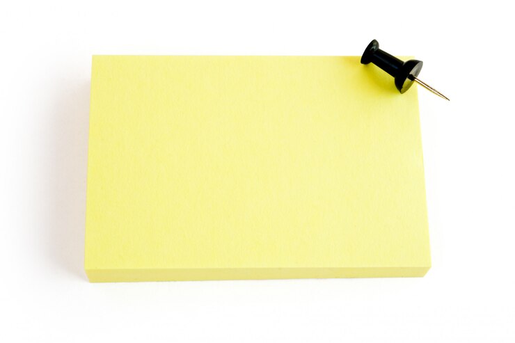 Foto post-it amarillo en blanco aislado