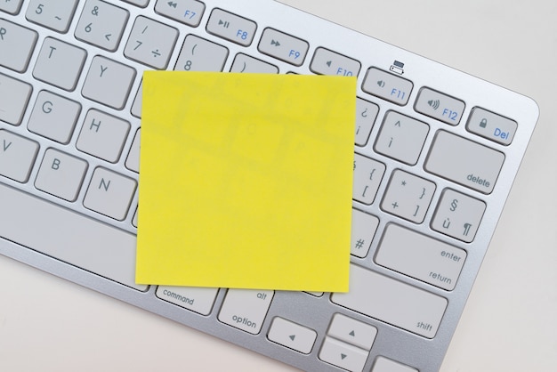 Post-it em um teclado