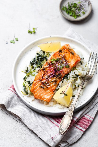 Posta de salmão com arroz de limão e espinafre