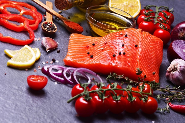 Posta de salmão com especiarias e vegetais naturais