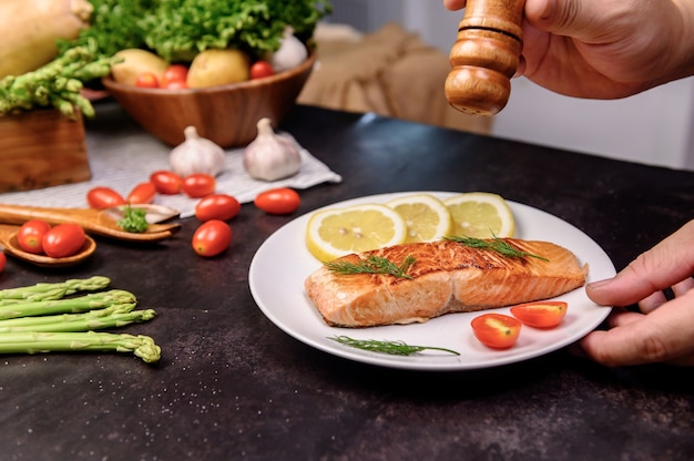Posta de salmão fresco com salada. aprendizagem online para cozinhar dietas e alimentos saudáveis quando ficar em casa durante o coronavirus.