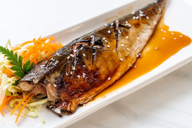 Posta Saba grelhada com molho teriyaki