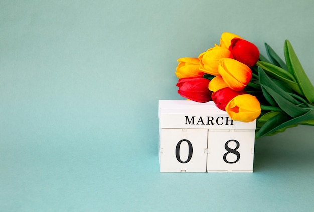 Postal para el 8 de marzo Un ramo de tulipanes y un calendario con la fecha Con espacio para copiar