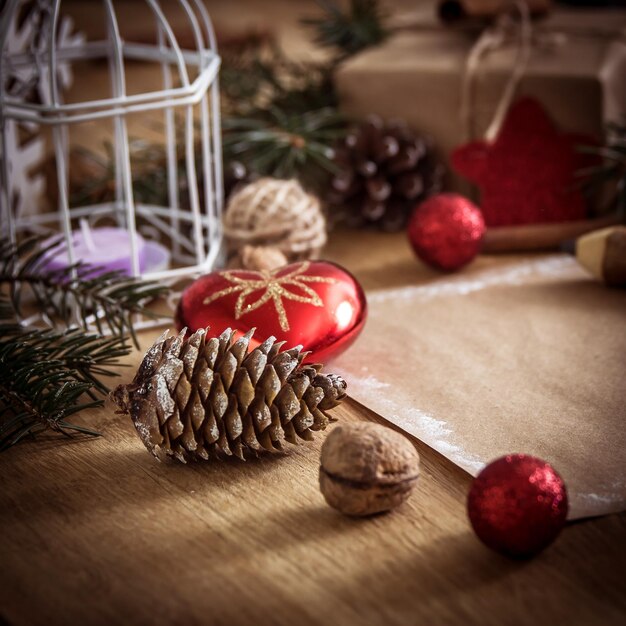 Postal en blanco y un regalo de Navidad sobre fondo de madera