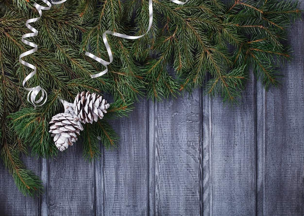 Postal de Natal com ramos de abeto verde