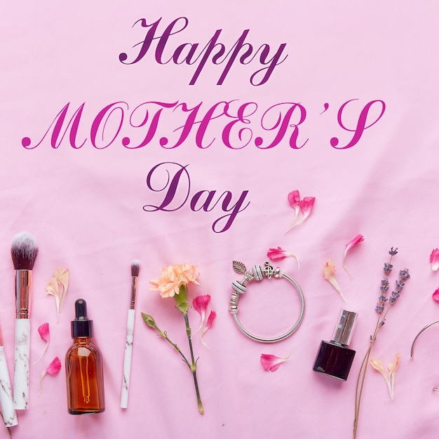 Postal de texto feliz Dia das Mães com acessórios e cosméticos entre pétalas