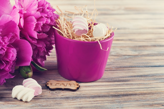 Postal con flores de peonía, dulces