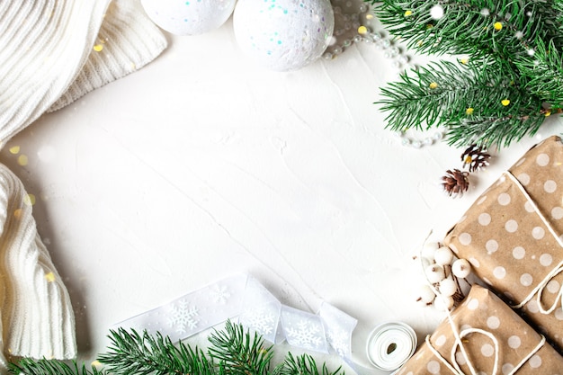 postal y ramas de un árbol de navidad