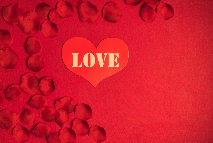 Foto postal roja con un corazón rojo