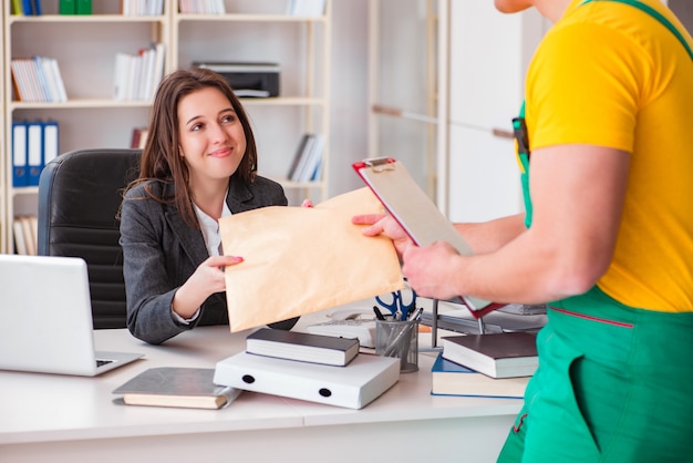 Postbote, der Paket zum Büro liefert