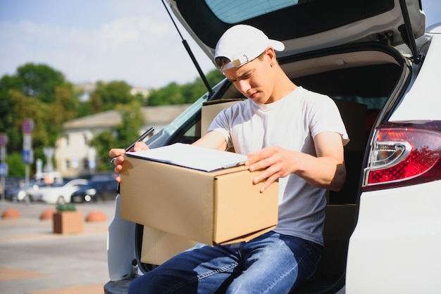 Postbote mit Paketkasten. Postzustelldienst.