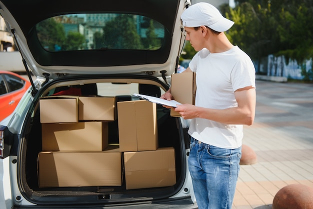 Postbote mit Paketkasten. Postzustelldienst.