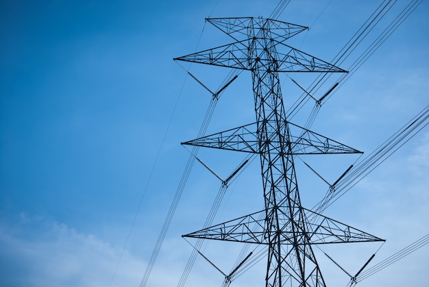 Foto poste de alto voltaje de la línea de alimentación con fondo de cielo azul