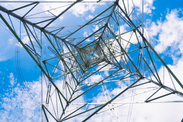 Poste de alto voltaje o torre de alta tensión con fondo de cielo azul.