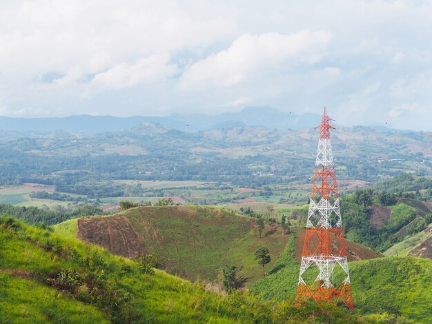 Poste de alta tensão na montanha verde