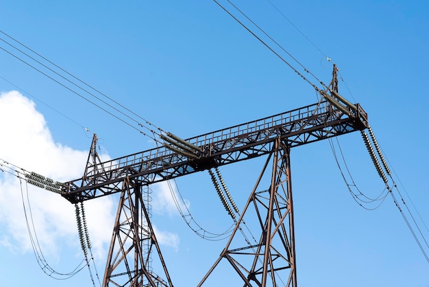 Poste de alta tensão Torre de alta tensão Estação de distribuição de eletricidade contra o fundo do céu azul