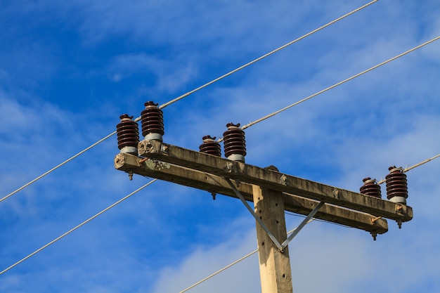 Poste de electricidade no céu azul