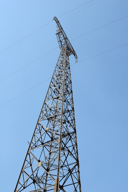 Poste de eletricidade de alta tensão contra o céu azul