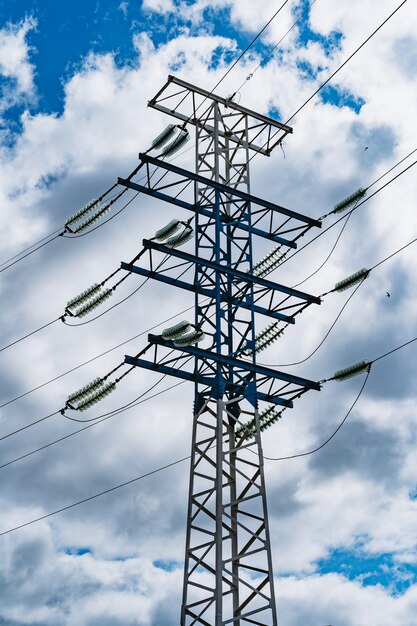 Poste de eletricidade e fios elétricos de alta tensão no céu azul