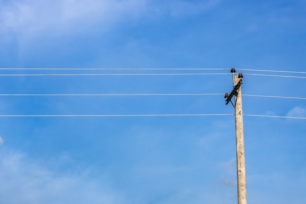 Poste de eletricidade sob o céu azul brilhante