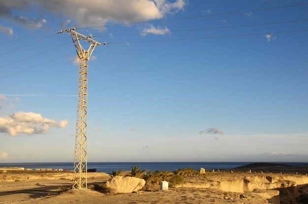 Poste de eletricidade sobre um céu azul na Espanha