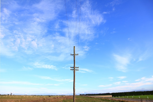 Poste de energia elétrica com céu ensolarado