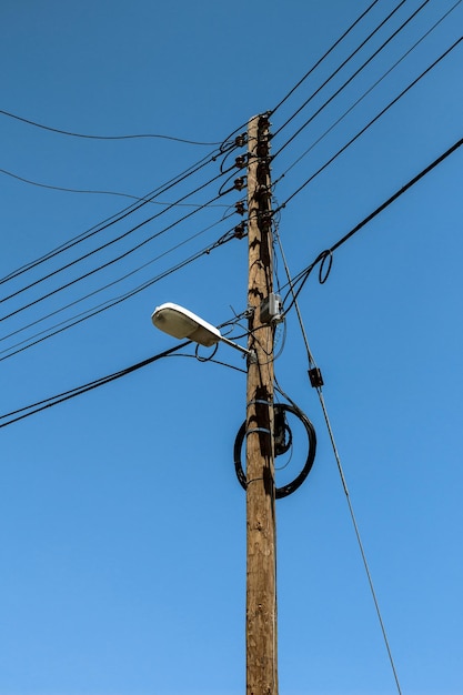 Poste de energia no céu azul. Pilar