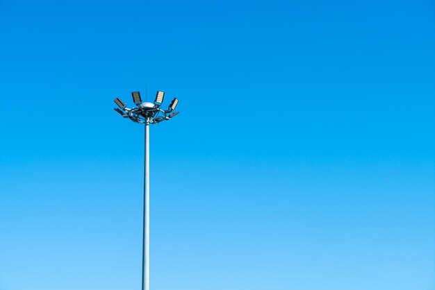 Poste de holofotes com céu azul