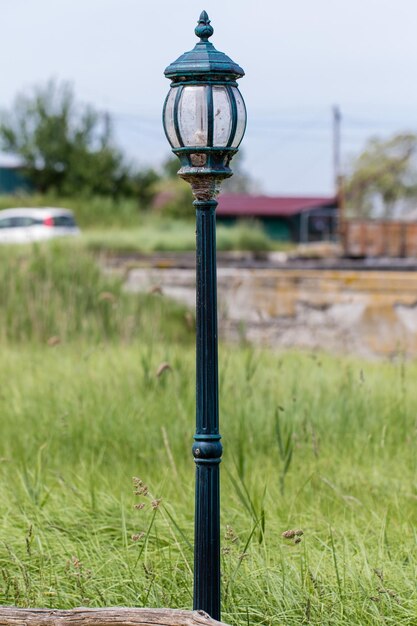 poste de lâmpada em campo gramado