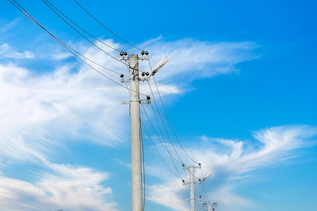 Poste de linha de alta tensão e cabos elétricos