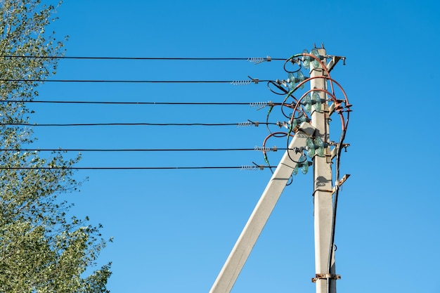 Poste de linha de energia de concreto, o cabo de energia subterrâneo entra na linha aérea. O primeiro pilar em uma cadeia de suportes de concreto