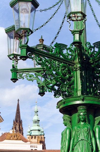 Poste de luz com o castelo de praga ao fundo